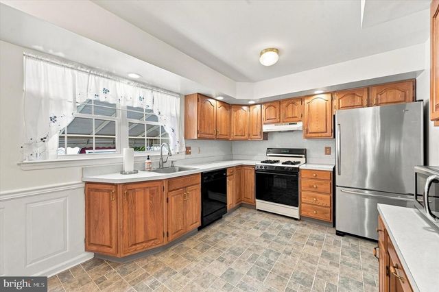 1923 OAK LEAF LN, Holmes, PA 19043