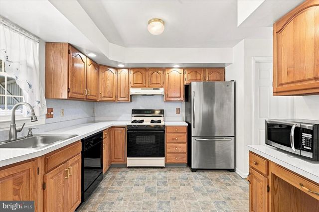 1923 OAK LEAF LN, Holmes, PA 19043