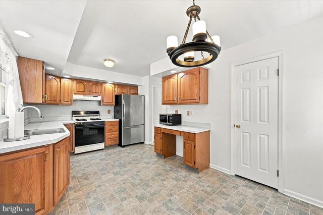 1923 OAK LEAF LN, Holmes, PA 19043