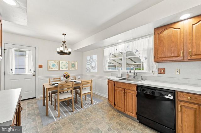 1923 OAK LEAF LN, Holmes, PA 19043