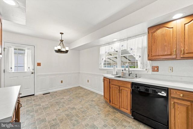 1923 OAK LEAF LN, Holmes, PA 19043