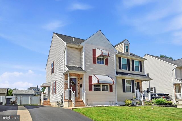 1923 OAK LEAF LN, Holmes, PA 19043