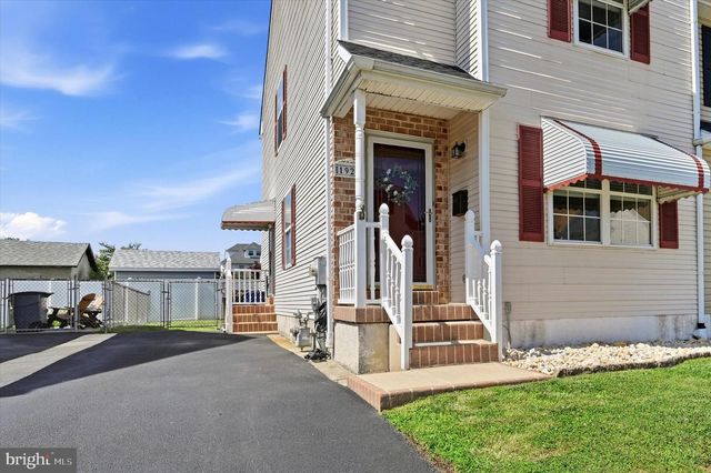 1923 OAK LEAF LN, Holmes, PA 19043