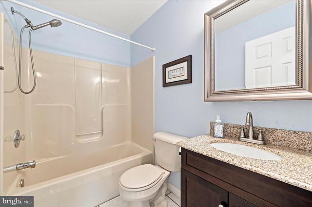 1923 OAK LEAF LN, Holmes, PA 19043