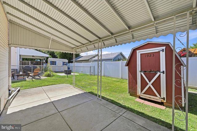 1923 OAK LEAF LN, Holmes, PA 19043