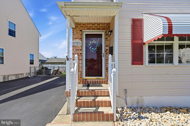 1923 OAK LEAF LN, Holmes, PA 19043