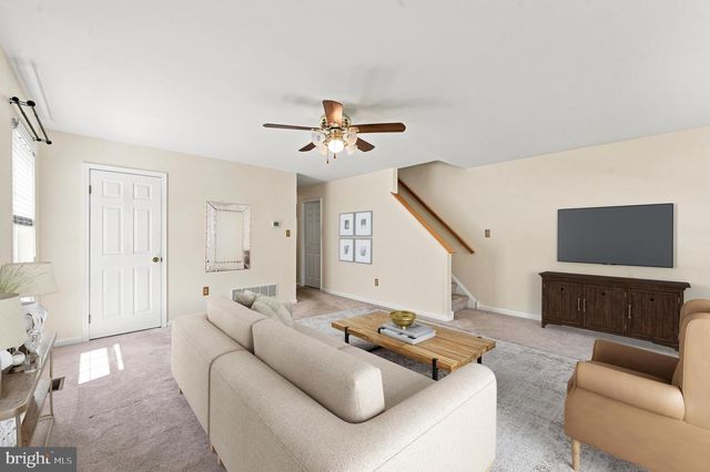 1923 OAK LEAF LN, Holmes, PA 19043