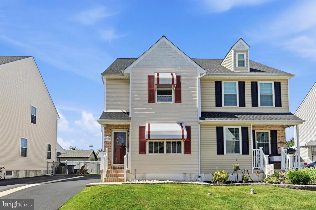 1923 OAK LEAF LN, Holmes, PA 19043