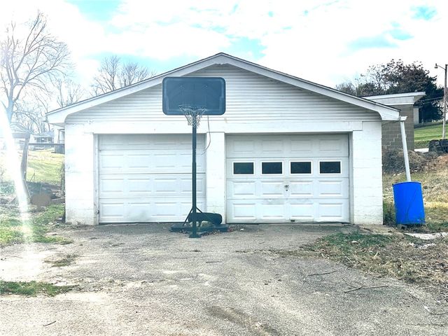 572 Alberts Dr, Monessen, PA 15062