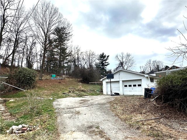 572 Alberts Dr, Monessen, PA 15062