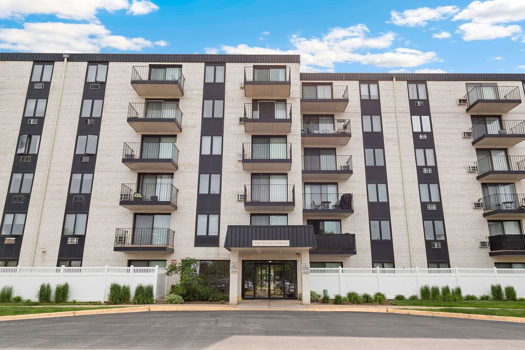 9737 N Fox Glen Drive 5C, Niles, IL 60714