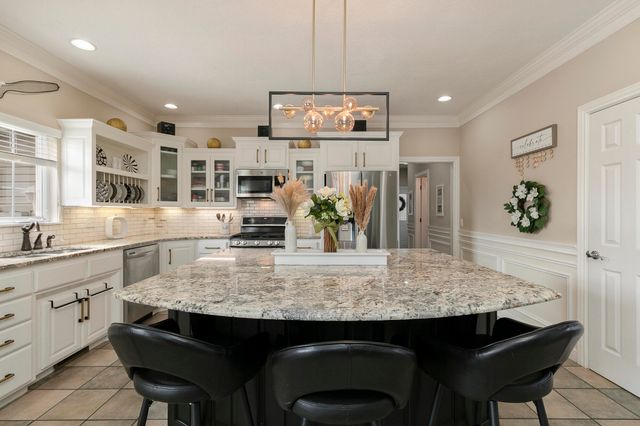 1950 E Meadow Drive, Bolivar, MO 65613