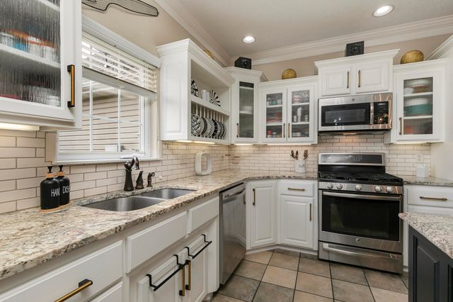 1950 E Meadow Drive, Bolivar, MO 65613