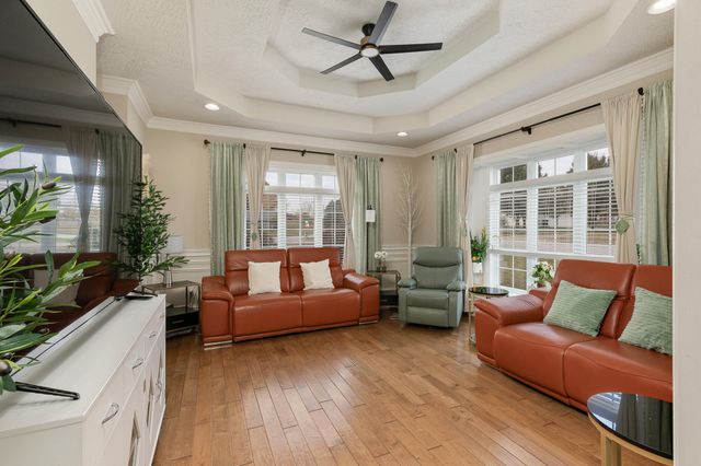 1950 E Meadow Drive, Bolivar, MO 65613