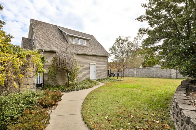 1950 E Meadow Drive, Bolivar, MO 65613