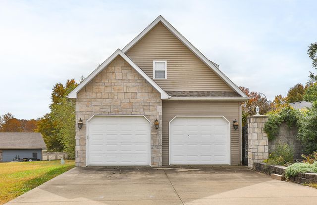 1950 E Meadow Drive, Bolivar, MO 65613