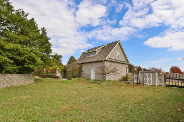 1950 E Meadow Drive, Bolivar, MO 65613