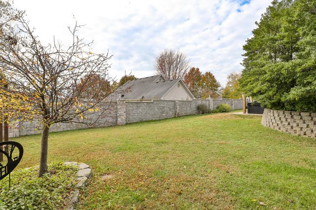 1950 E Meadow Drive, Bolivar, MO 65613