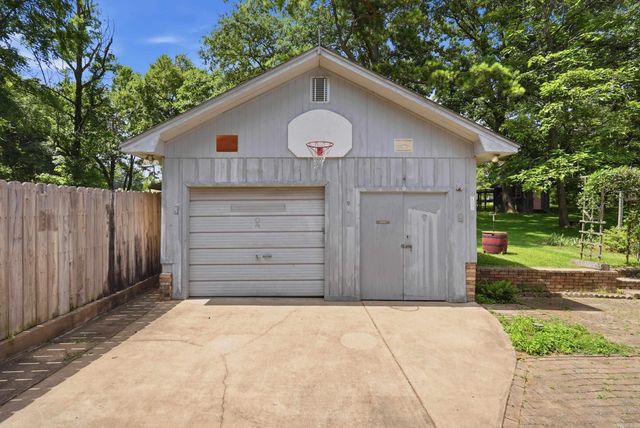 2854 Lakeside Drive, Benton, AR 72019