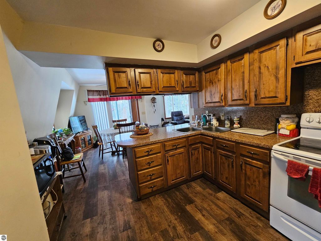 Image 6 of property listing at 5800 Townhall Road, Hale, MI 48739