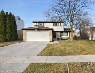 14710 Loretta Place, Oak Park, MI 48237