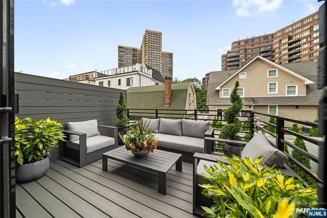 25 Knox Avenue, Cliffside Park, NJ 07010