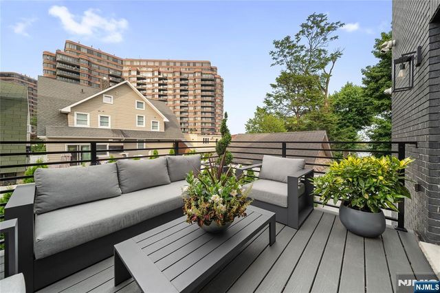 25 Knox Avenue, Cliffside Park, NJ 07010