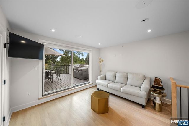25 Knox Avenue, Cliffside Park, NJ 07010