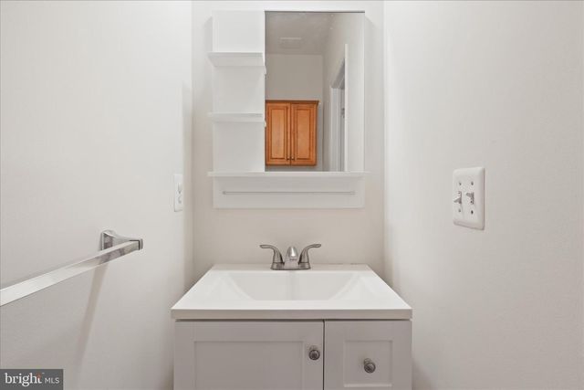 25209 EISENHOWER DR, Chantilly, VA 20152