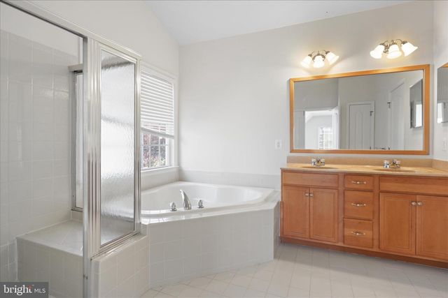 25209 EISENHOWER DR, Chantilly, VA 20152