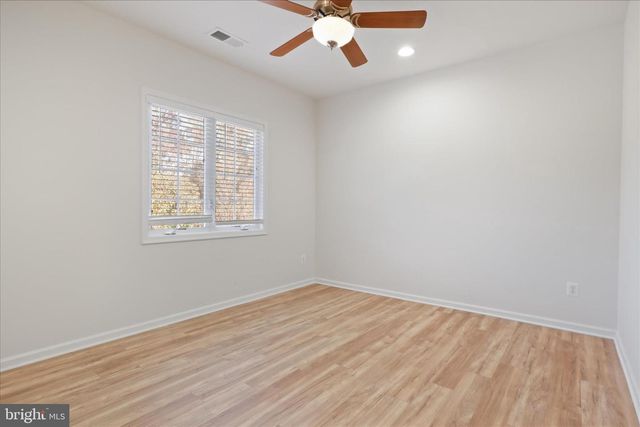 25209 EISENHOWER DR, Chantilly, VA 20152