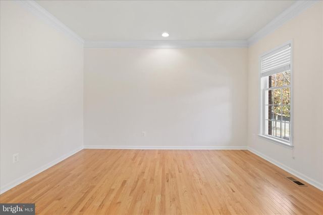 25209 EISENHOWER DR, Chantilly, VA 20152