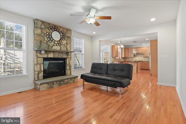 25209 EISENHOWER DR, Chantilly, VA 20152