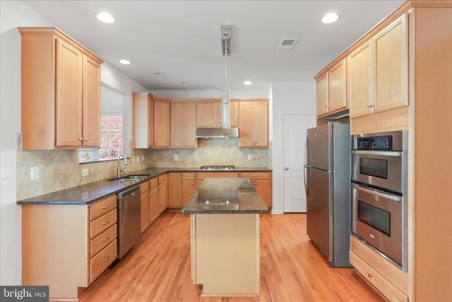 25209 EISENHOWER DR, Chantilly, VA 20152