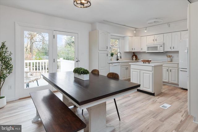 7963 OAK RD, Pasadena, MD 21122