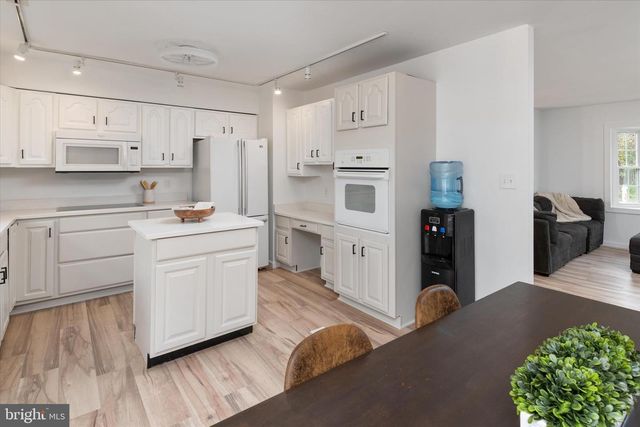 7963 OAK RD, Pasadena, MD 21122