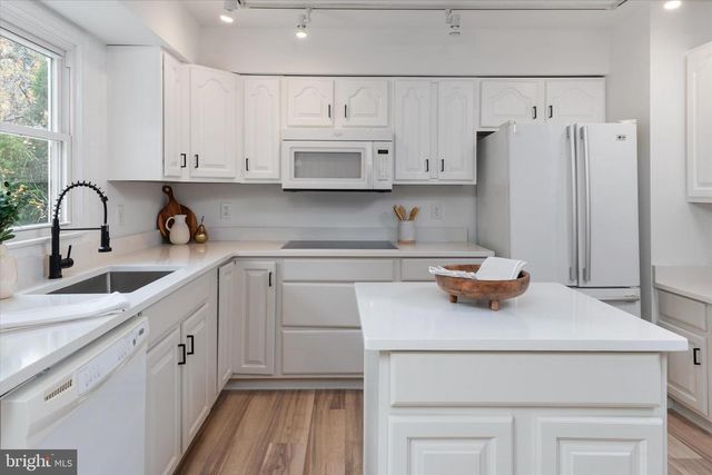 7963 OAK RD, Pasadena, MD 21122