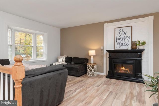 7963 OAK RD, Pasadena, MD 21122