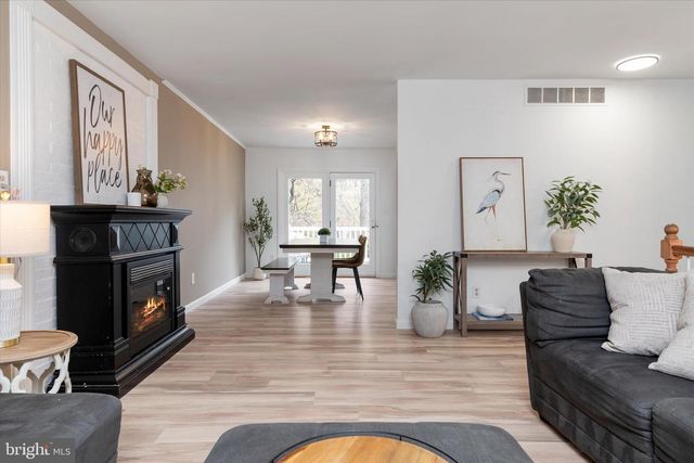 7963 OAK RD, Pasadena, MD 21122