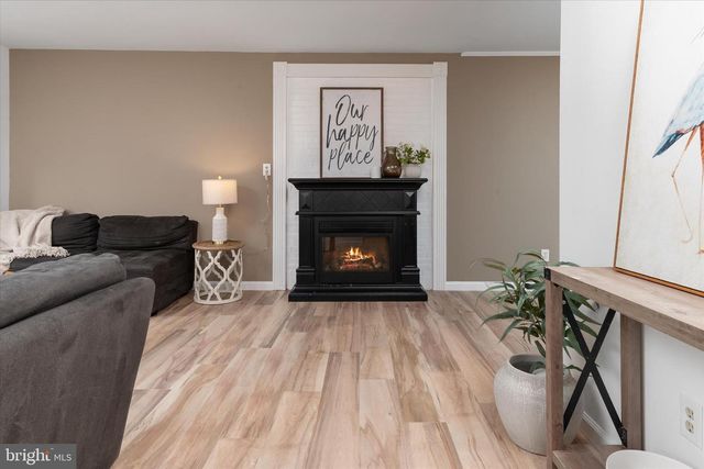 7963 OAK RD, Pasadena, MD 21122