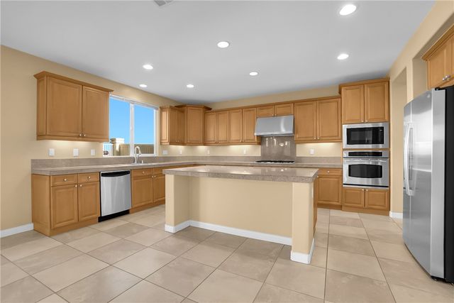7 Plaza Valenza, Lake Elsinore, CA 92532
