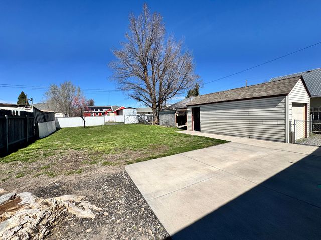 2533 Applegate Avenue, Klamath Falls, OR 97601