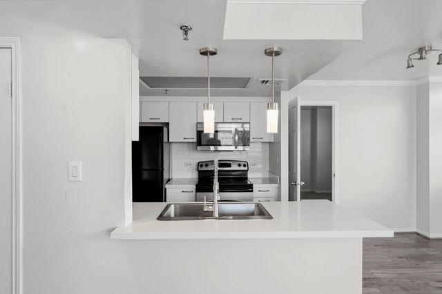 3525 Sage Road 504, Houston, TX 77056