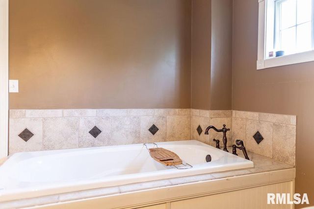 306 W FREMONT Street, Elmwood, IL 61529