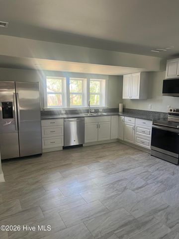 17 Burton Road, Southport, NC 28461