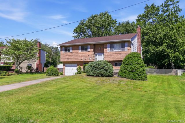 94 Babylon Avenue, West Islip, NY 11795