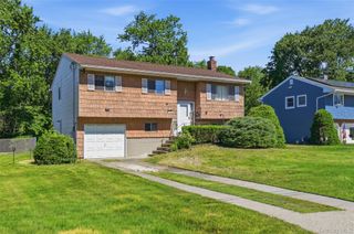 94 Babylon Avenue, West Islip, NY 11795