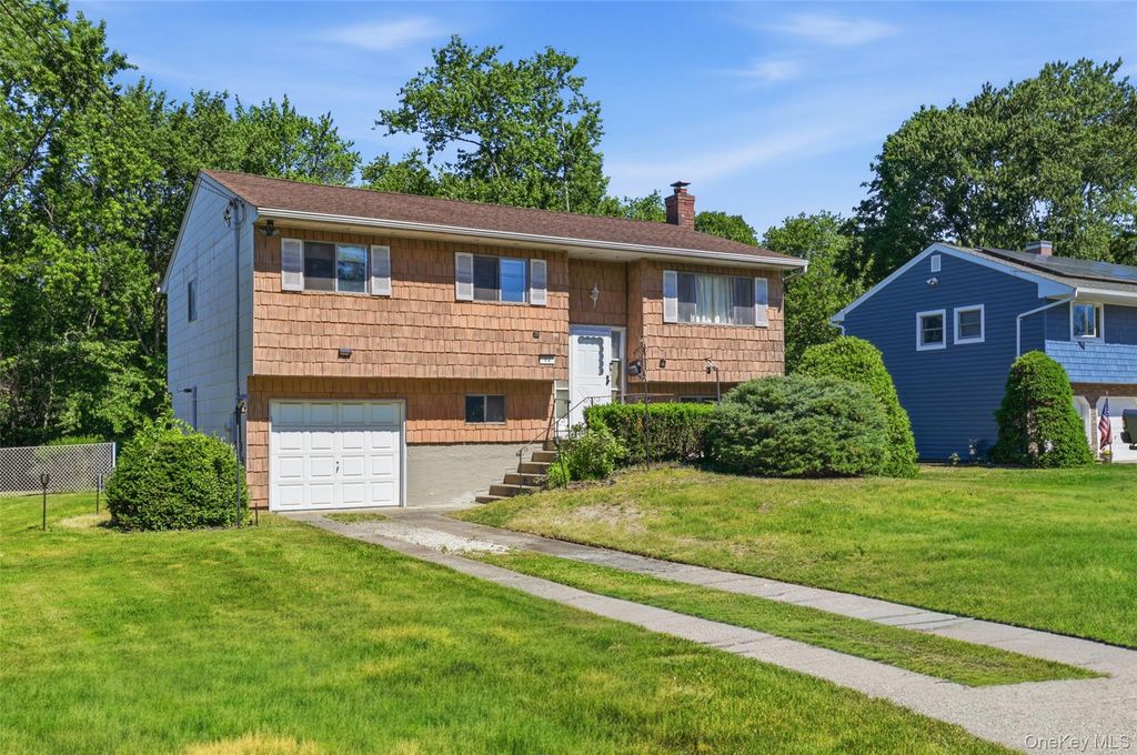 94 Babylon Avenue, West Islip, NY 11795