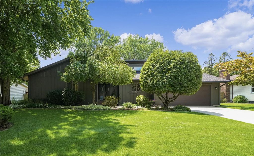 4043 Chamberlain Avenue, Grand Rapids, MI 49508