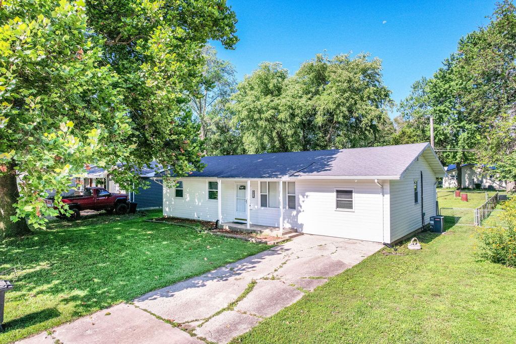 213 S REED ST, Centralia, MO 65240